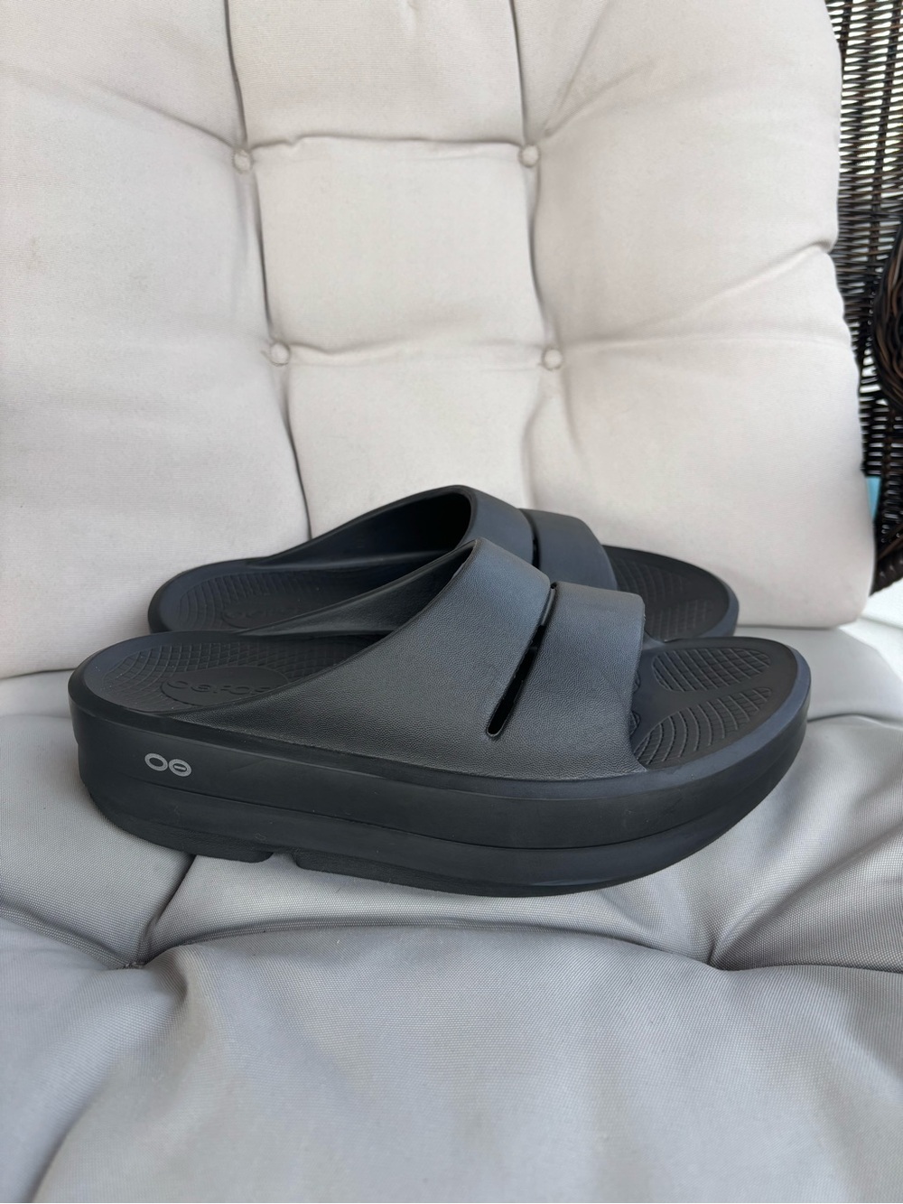 OOFOS OOmega OOahh Slide Sandal Size 9 Platform Sandal Black